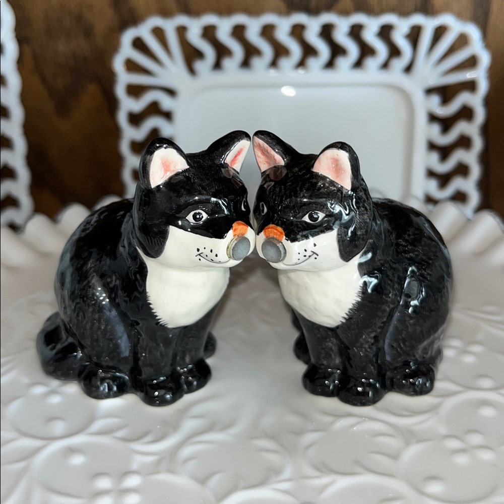 EUC Vintage Pair of Black Cat Magnetic salt and pepper shakers - Picture 15 of 16